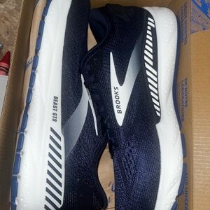 Brooks Men's Beast GTS Athletic Shoes - Dark Blue and White